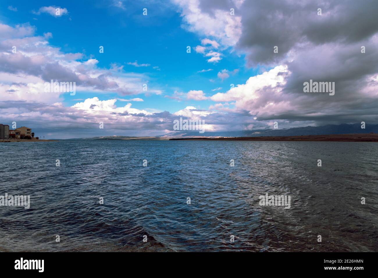 Wunderschöne Meereslandschaft. Blick auf die Insel Pag. Vir, Kroatien. Stockfoto