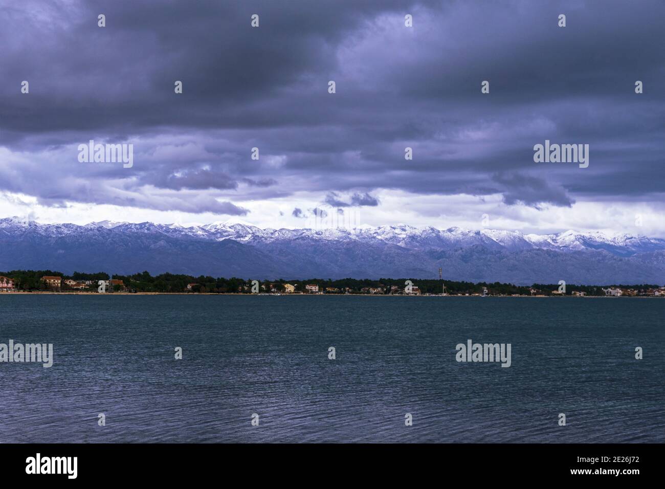 Schneebedeckte Gipfel des Velebit-Gebirges, Kroatien. Blick von der Insel Vir. Stockfoto