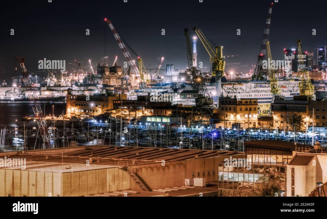 Hafen von Genua gesehen in der Nacht Stockfoto