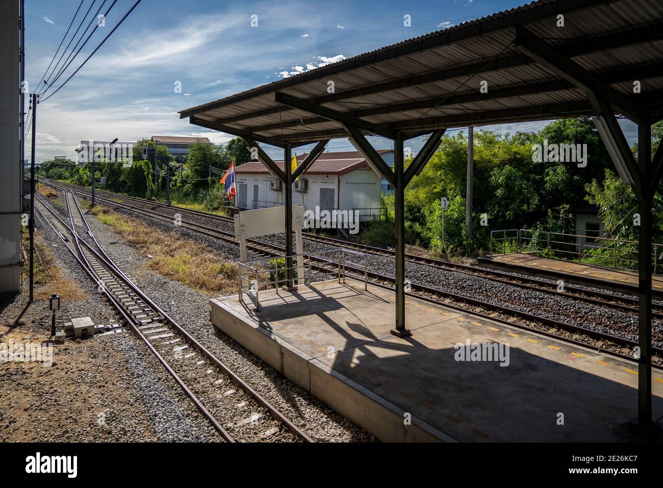 Die Umgebung des Bahnhofs Ladkrabang Bahnsteig ohne die Einheimischen. Stockfoto