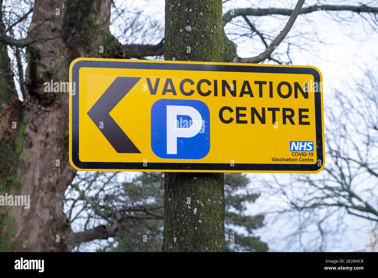 Covid 19 Impfzentrum Parkplatz Schild, Guildford, Surrey, Großbritannien Stockfoto