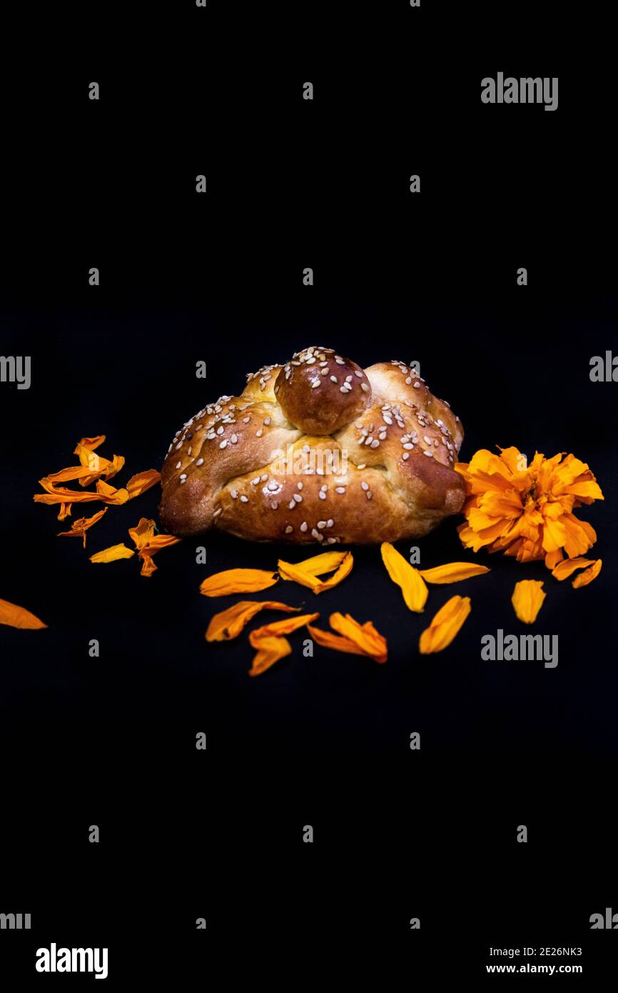 Traditionelles mexikanisches Brot (Pan de muerto) Für den Tag der Toten Stockfoto