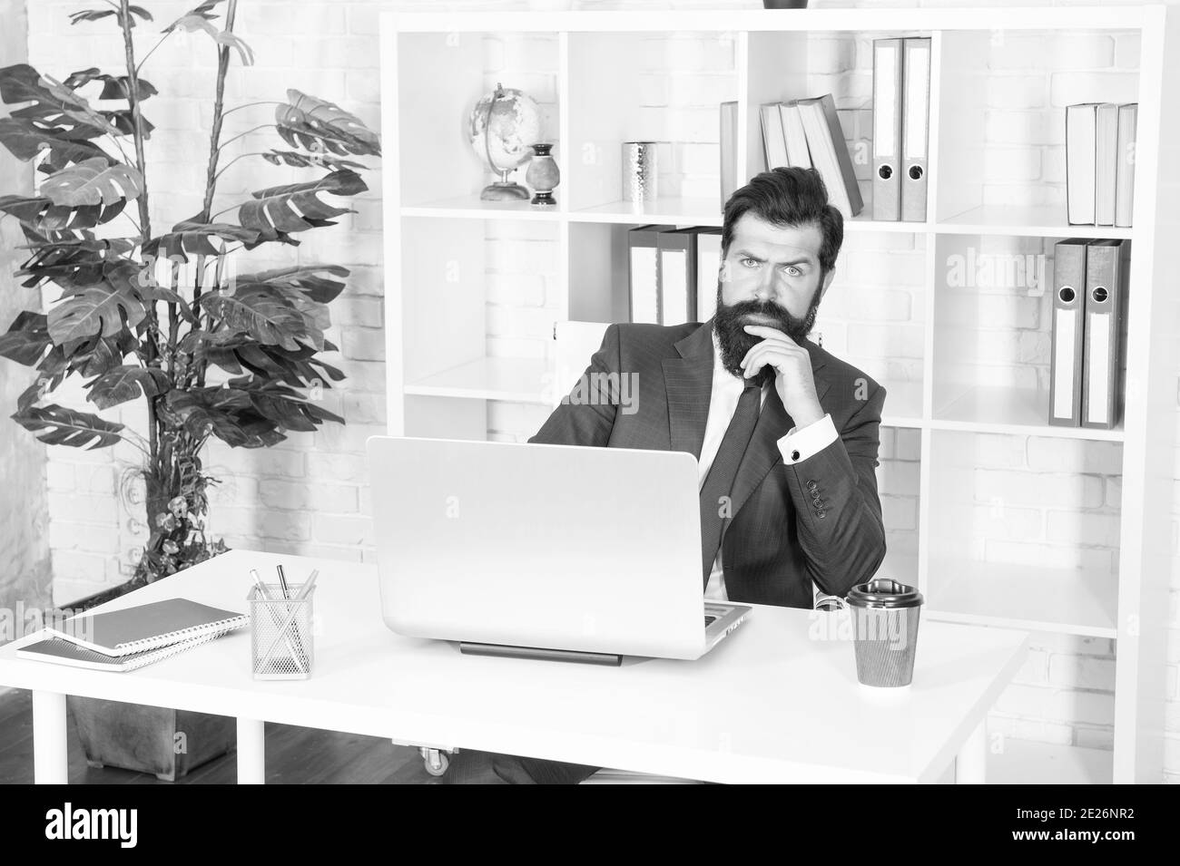 Mann ernsthafte Buchhalter im Büro Online-Business-Laptop, Problemlösung Konzept. Stockfoto