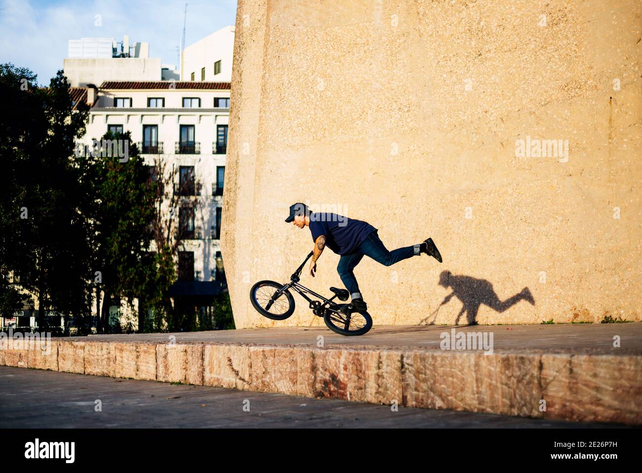 Mann übt Tricks mit dem bmx Fahrrad in der Stadt Stockfoto