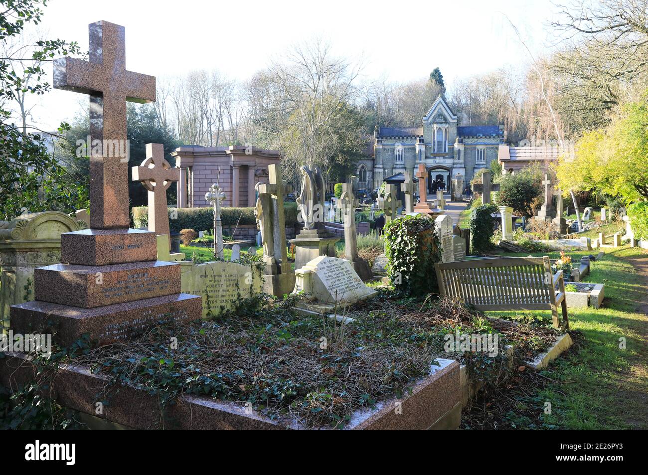 Die Gedenkstätten des Highgate Cemetery East in der Wintersonne, Nord-London, Großbritannien Stockfoto