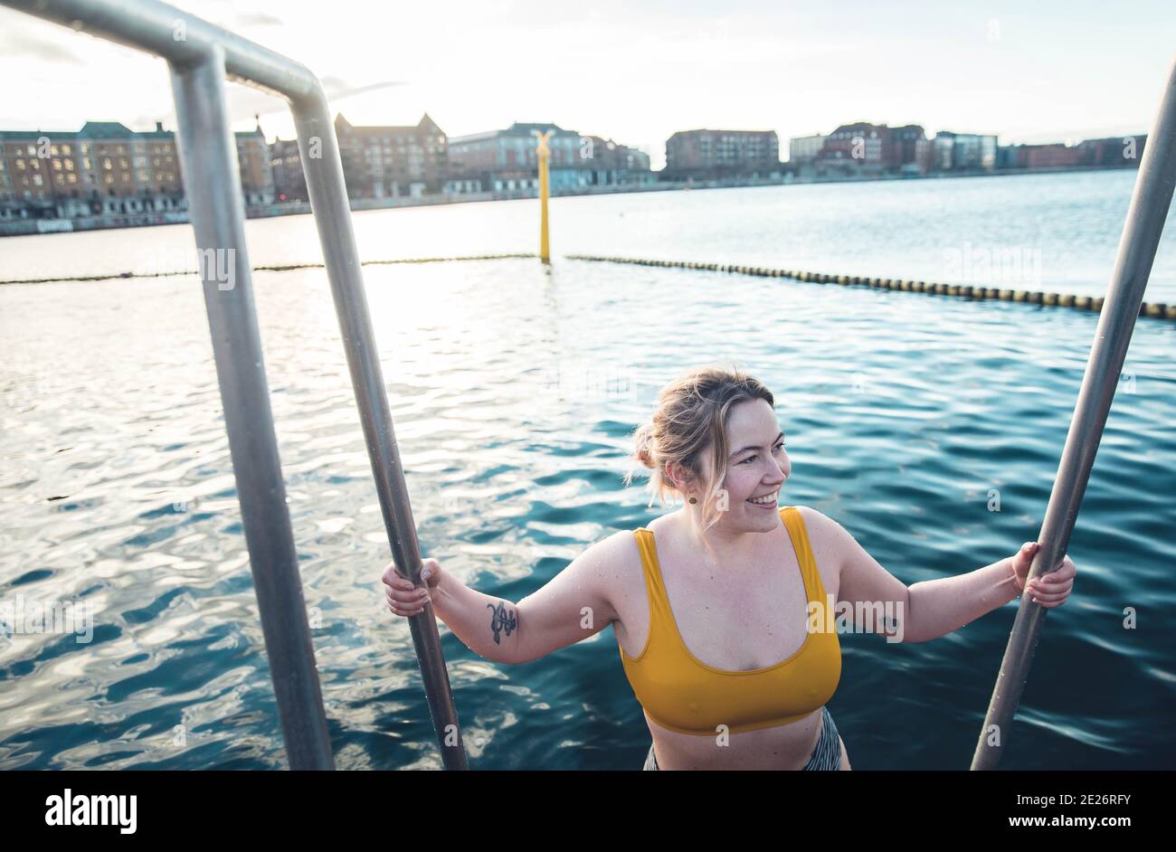 Lächelnde Dänin Auf Leiter Ins Kalte Wasser Kopenhagen Dänemark Stockfoto