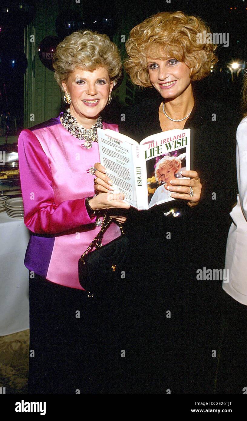 Judith Krantz und Jill Ireland bei der Buchparty für Jill Ireland 'Life Wish' am 19. Januar 1987 im Bistro Restaurant in Beverly Hills, Kalifornien. Quelle: Ralph Dominguez/MediaPunch Stockfoto