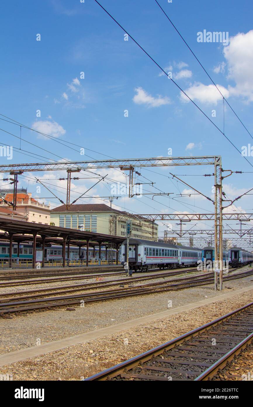 ZAGREB, KROATIEN - 24. Mai 2012: Eisenbahn, Züge und Bahnsteig am Hauptbahnhof in Zagreb, Kroatien Stockfoto