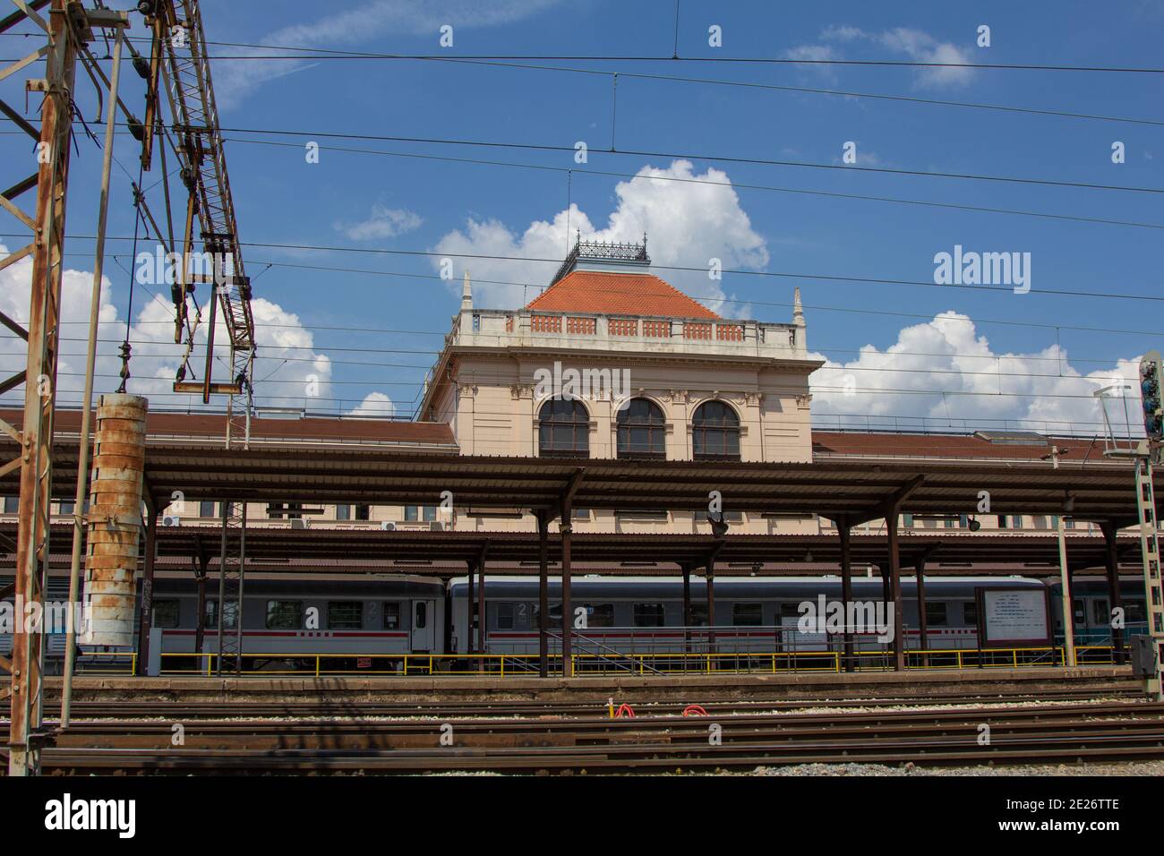 ZAGREB, KROATIEN - 24. Mai 2012: Hauptbahnhof mit Bahnhof, Bahnsteig und Bahnhofsgebäude in Zagreb, Kroatien Stockfoto