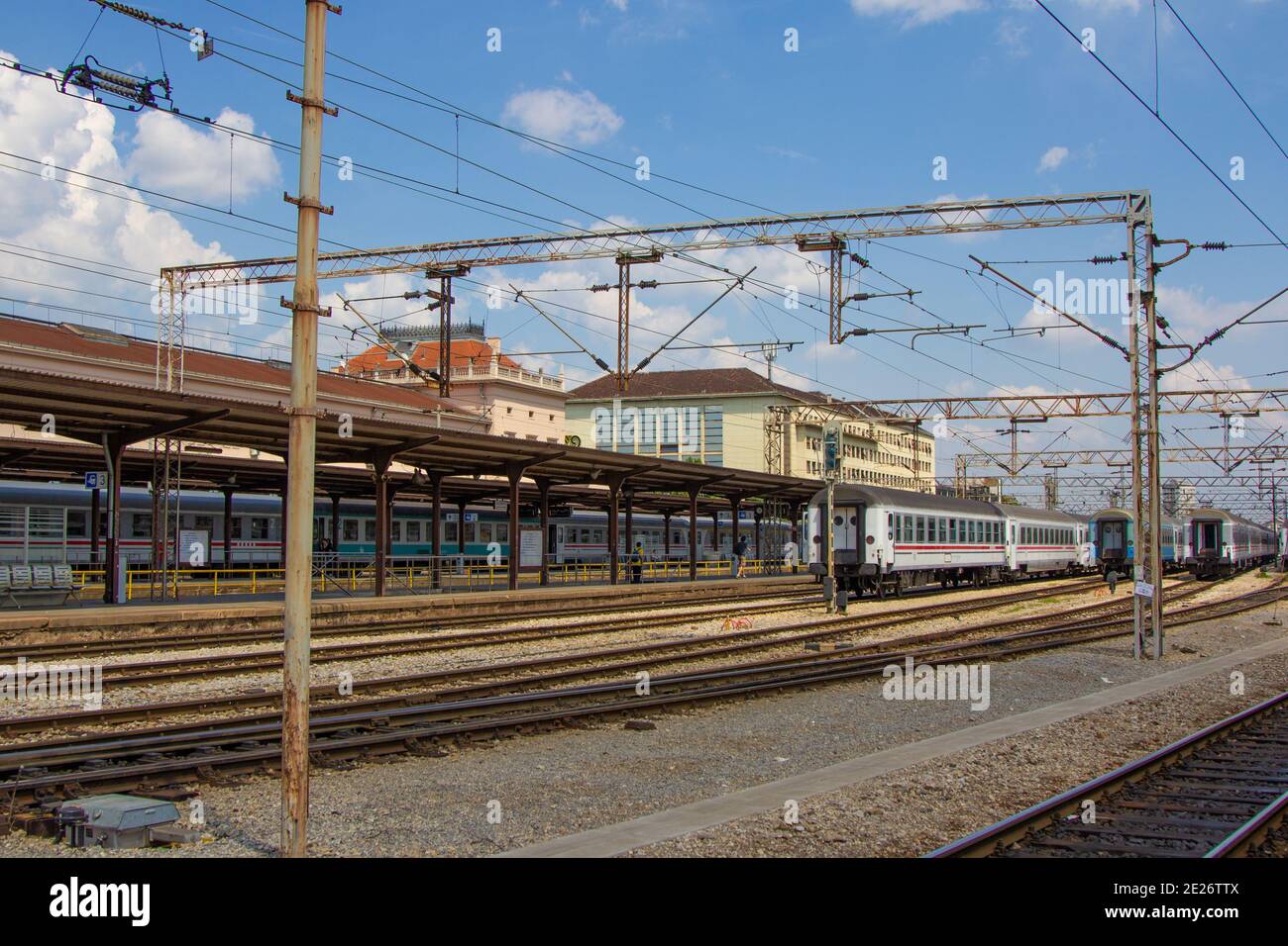 ZAGREB, KROATIEN - 24. Mai 2012: Züge, Eisenbahnen und Bahnsteige am Hauptbahnhof in Zagreb, Kroatien Stockfoto