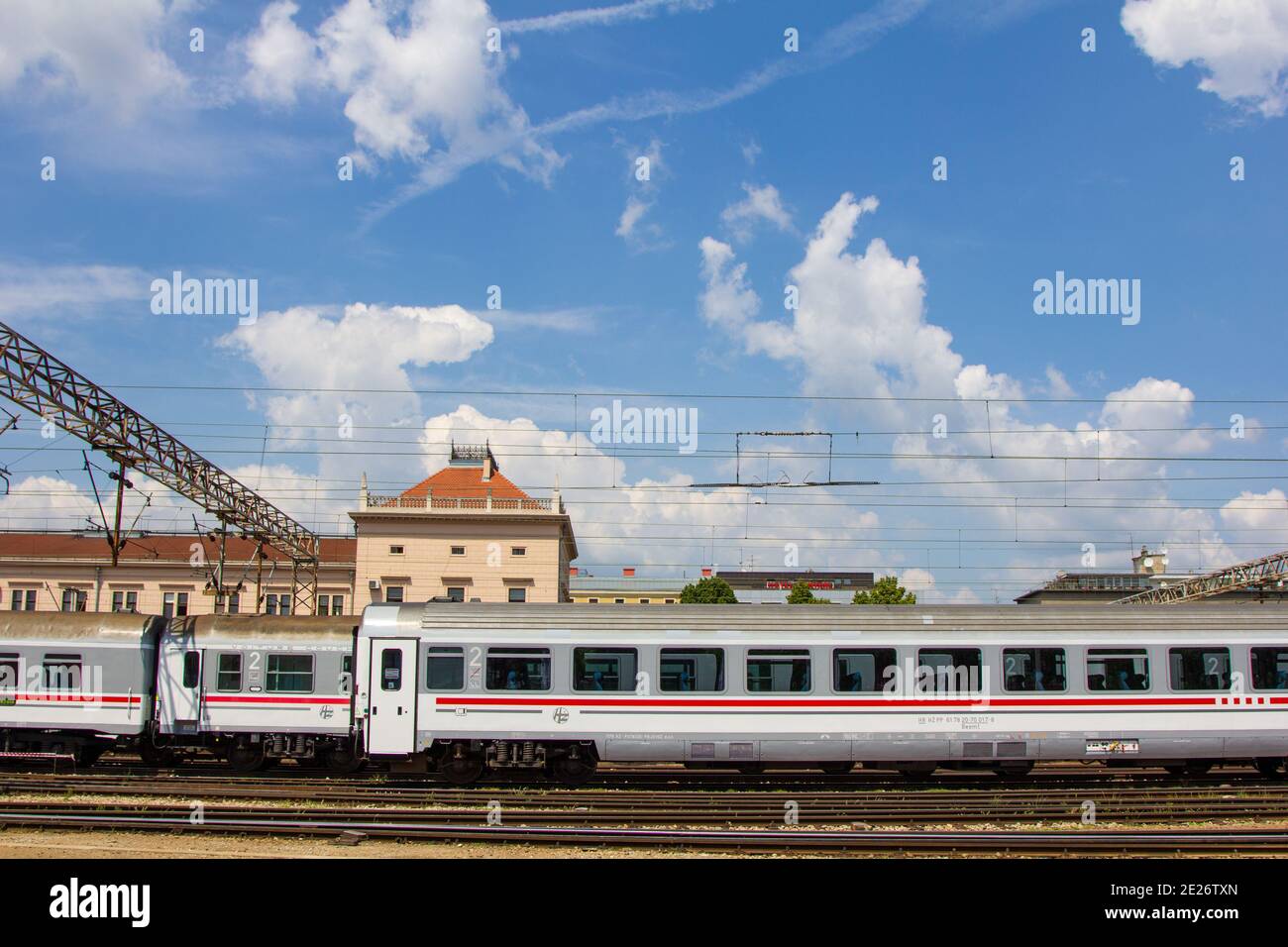 ZAGREB, KROATIEN - 24. Mai 2012: Zug am Hauptbahnhof und am Bahnhofsgebäude in Zagreb, Kroatien Stockfoto