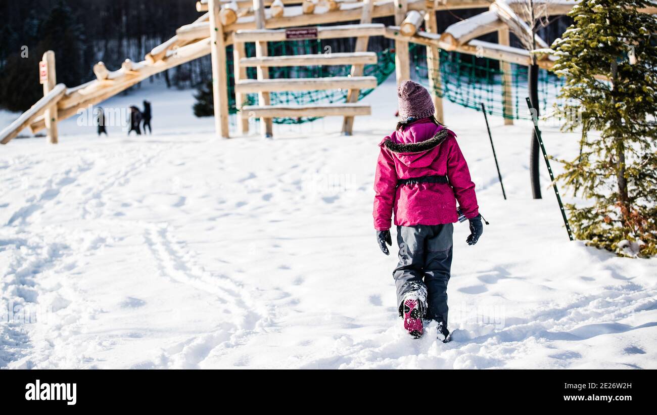 Montebello, Kanada - 2. Januar 2021: Kinder mit Winterkleidung spielen im Schnee im Omega Park Stockfoto