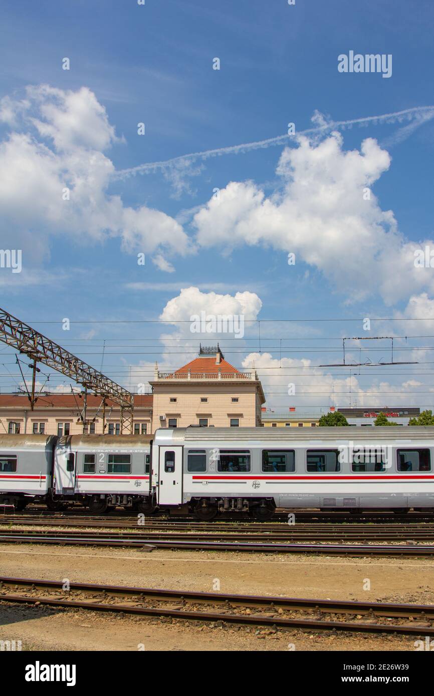 ZAGREB, KROATIEN - 24. Mai 2012: Zug am Hauptbahnhof in Zagreb, Kroatien mit dem Bahnhofsgebäude im Hintergrund Stockfoto
