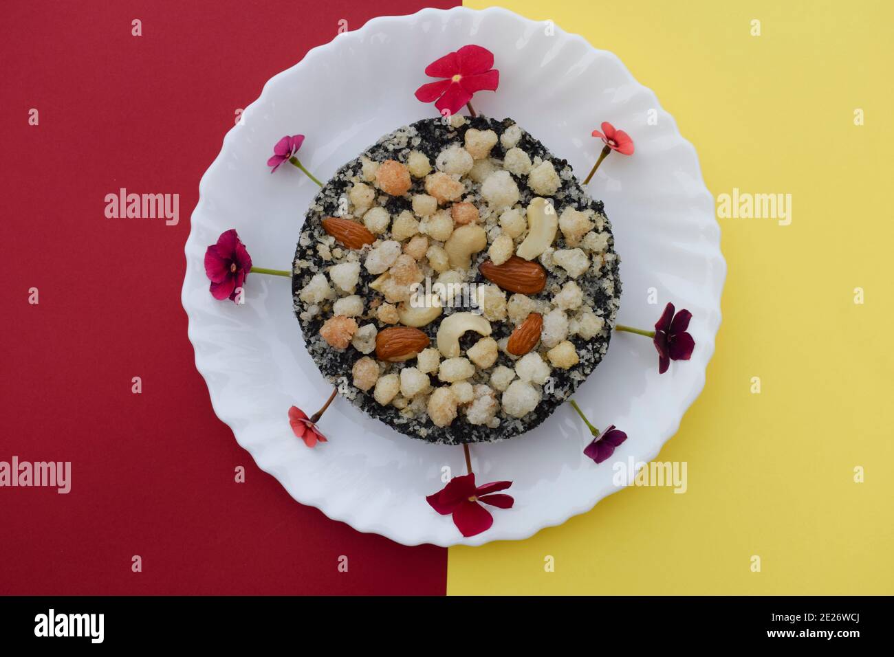 Kachriyu oder Kachariyu typisch authentische Gujarat Wintersaison spezielle süße Dessertgericht aus schwarzen Sesam Samen, essbare Gummi, Trockenfrüchte. Gujarati p Stockfoto