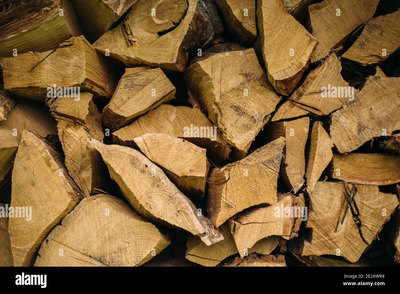 Stapel von alten Brennholz Textur Hintergrund. Brennholz für den Winter, Holzstapel, Holzstapel. Kaminholz, Kordelholz, Splitholz. Stockfoto