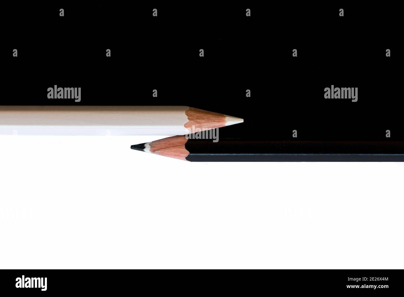 Bleistifte schwarz-weiß auf gegenüberliegenden Hintergründen, horizontales Bild Stockfoto