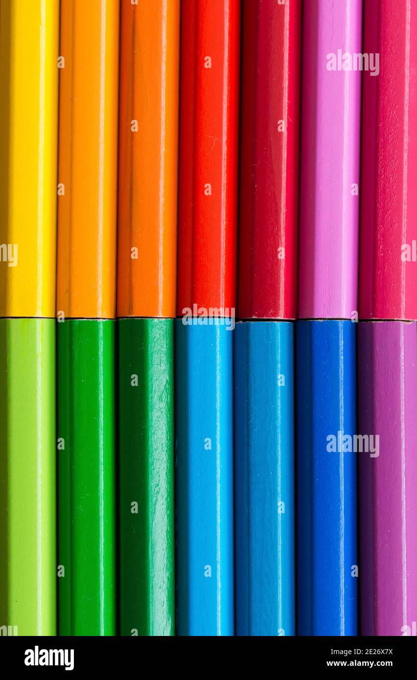 Warme Farben gegen kalte Farben mit Bleistiften Stockfoto