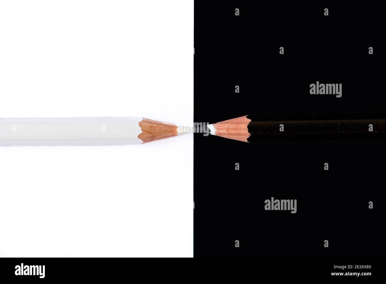 Bleistifte schwarz und weiß auf gegenüberliegenden Hintergründen, horizontale Komposition Stockfoto