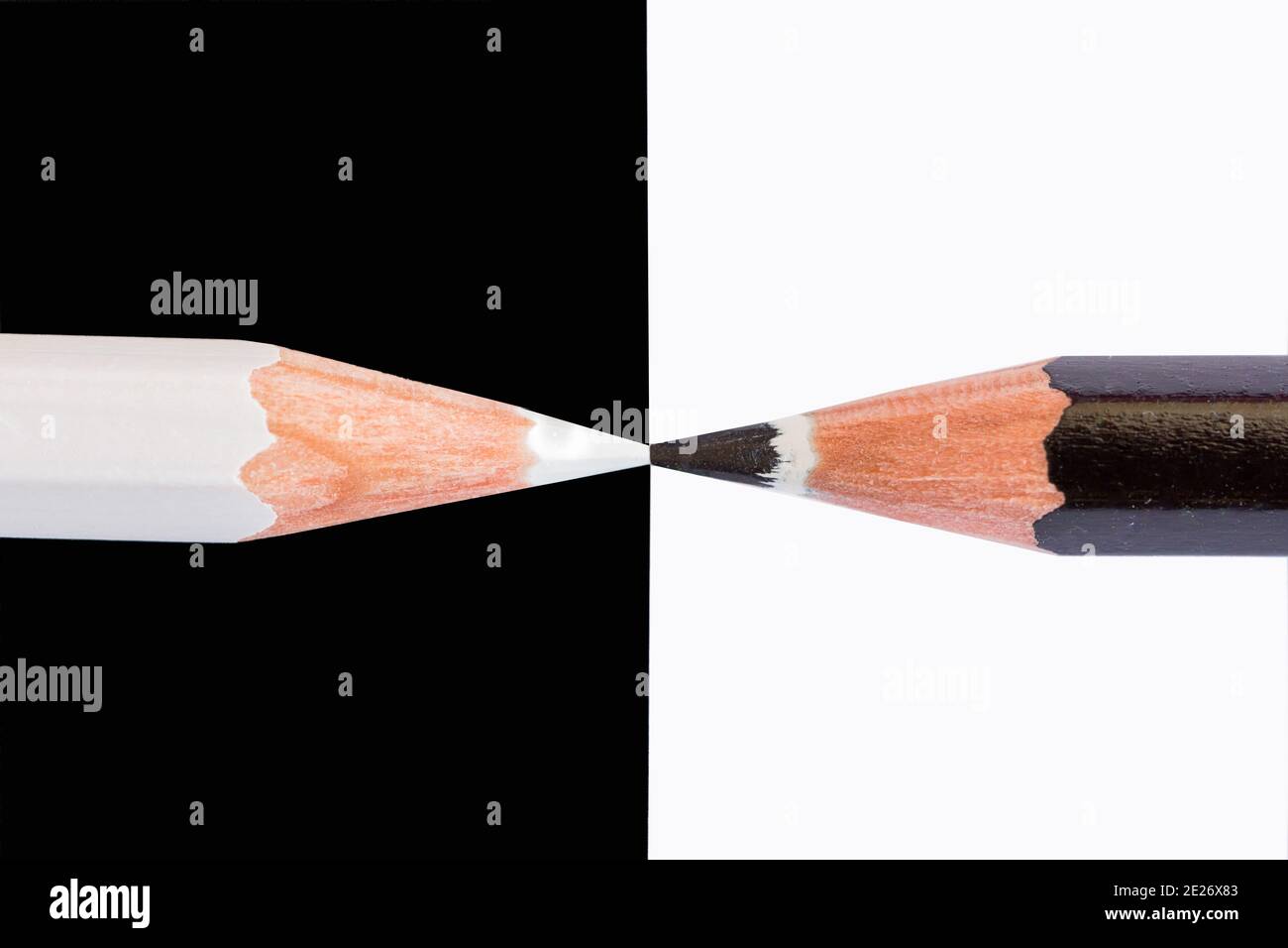 Bleistifte schwarz und weiß auf gegenüberliegenden Hintergründen Stockfoto