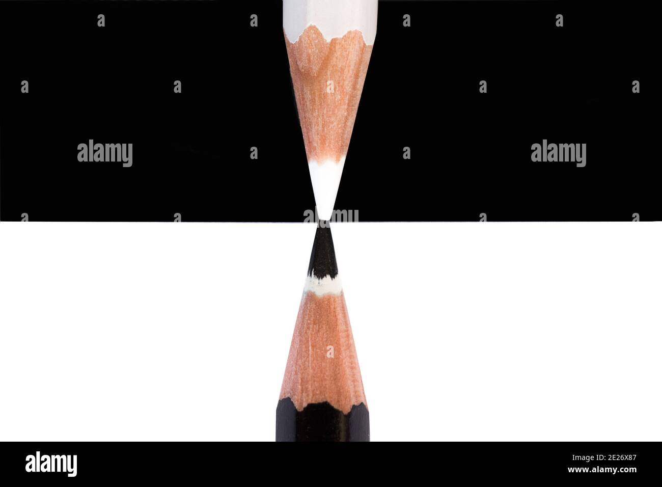 Bleistifte schwarz und weiß auf gegenüberliegenden Hintergründen, vertikale Komposition Stockfoto