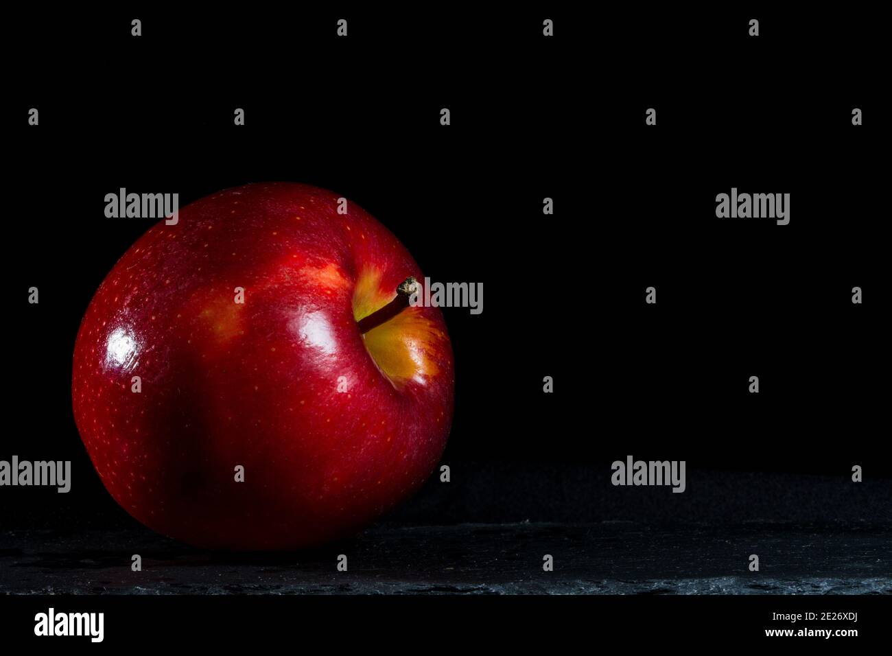Red Apple auf schwarzem Hintergrund Stockfoto