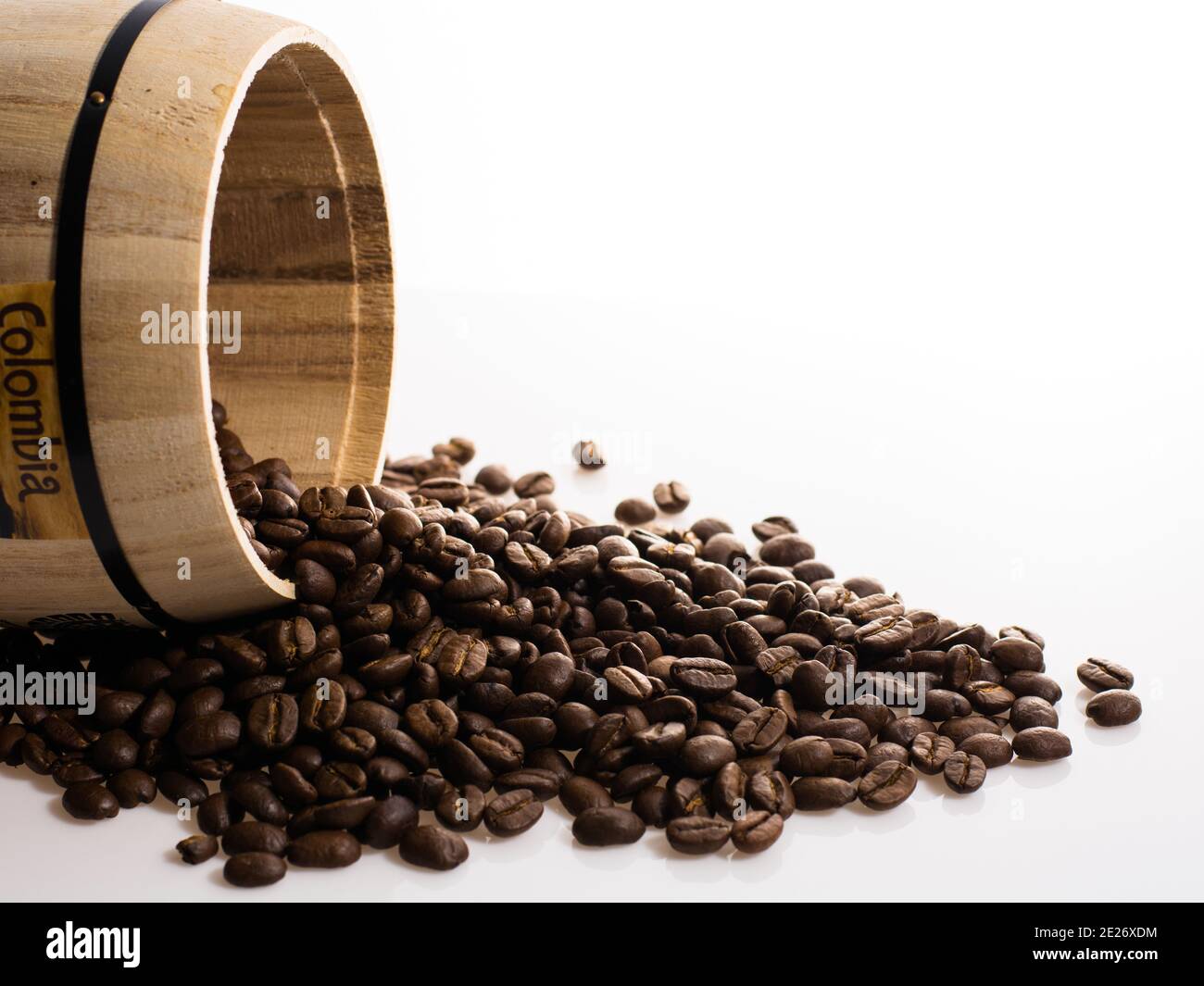 Umgedrehtes Holzfass, aus dem Kaffeebohnen kommen, Wort kolumbien. Stockfoto