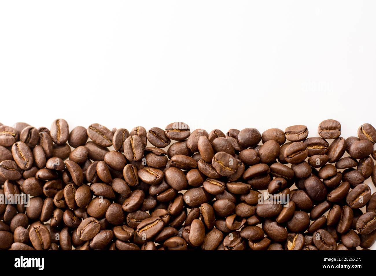Kaffeebohnen mit Platz zum Einfügen von Text, im Hintergrund Stockfoto