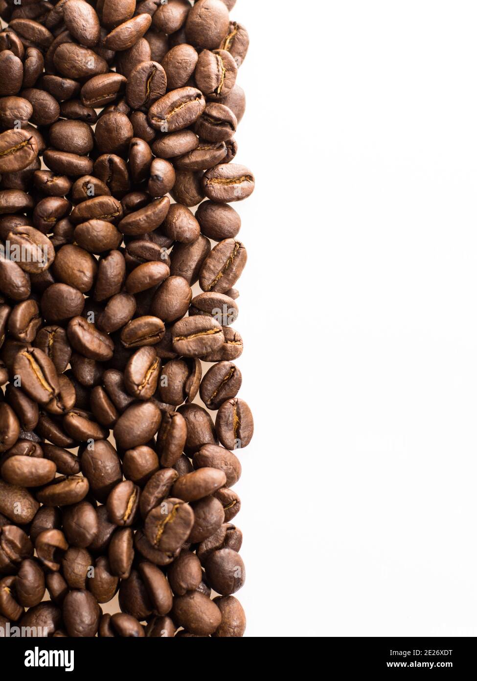 Kaffeebohnen mit Platz zum Einfügen von Text, im Hintergrund Stockfoto