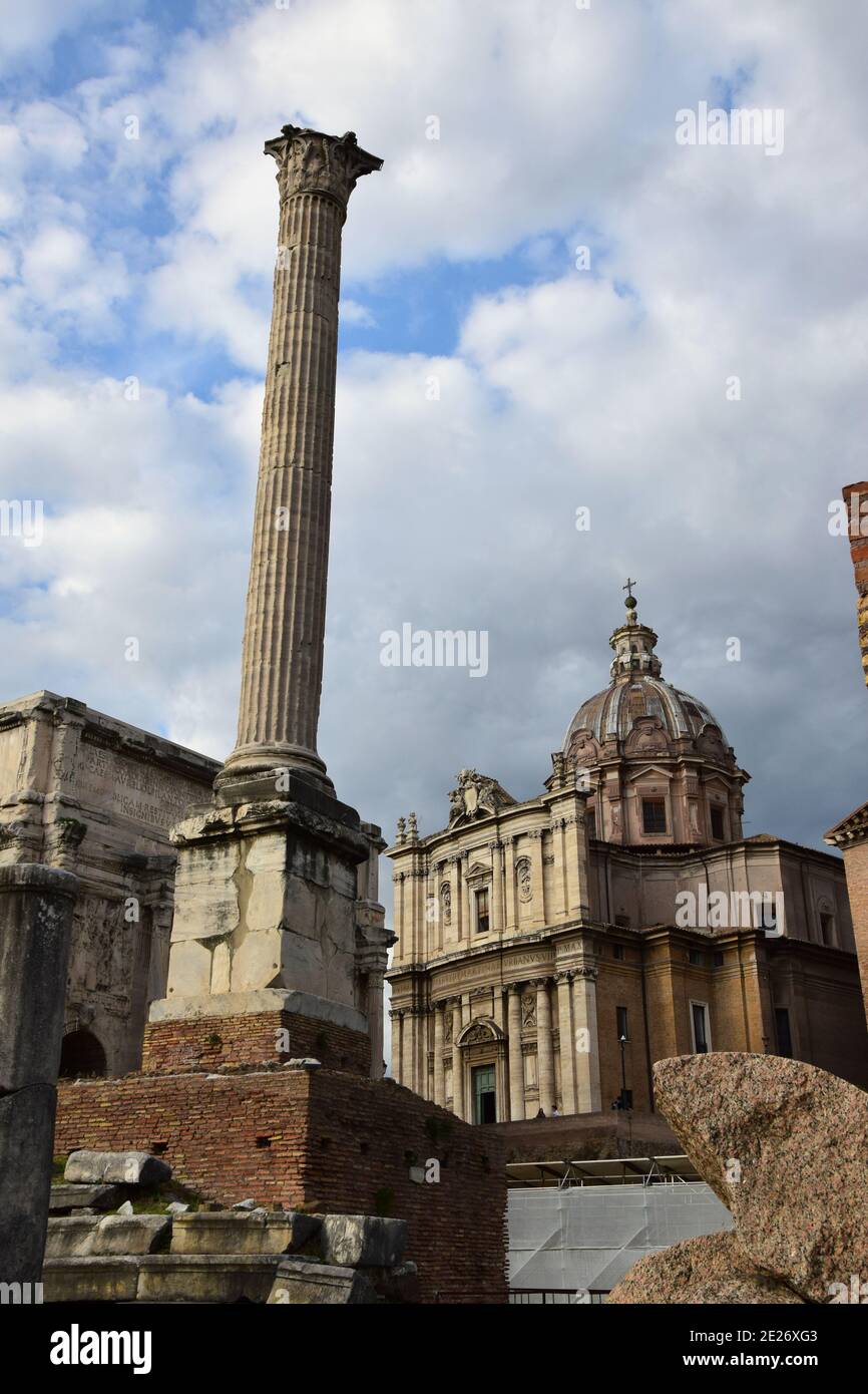 Bogen von Septimius Severus, Chiesa di San Guiseppe dei Falegnami und Säule von Phoca - Forum Romanum in Rom, Italien Stockfoto