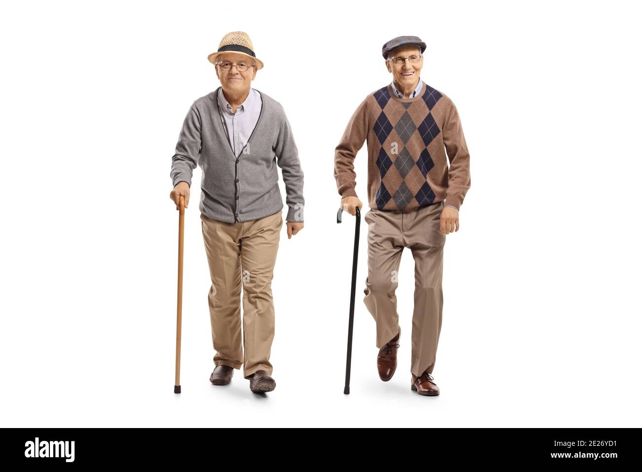 Ganzkörperportrait von zwei älteren Männern mit Gehstöcken In Richtung Kamera isoliert auf weißem Hintergrund Stockfoto
