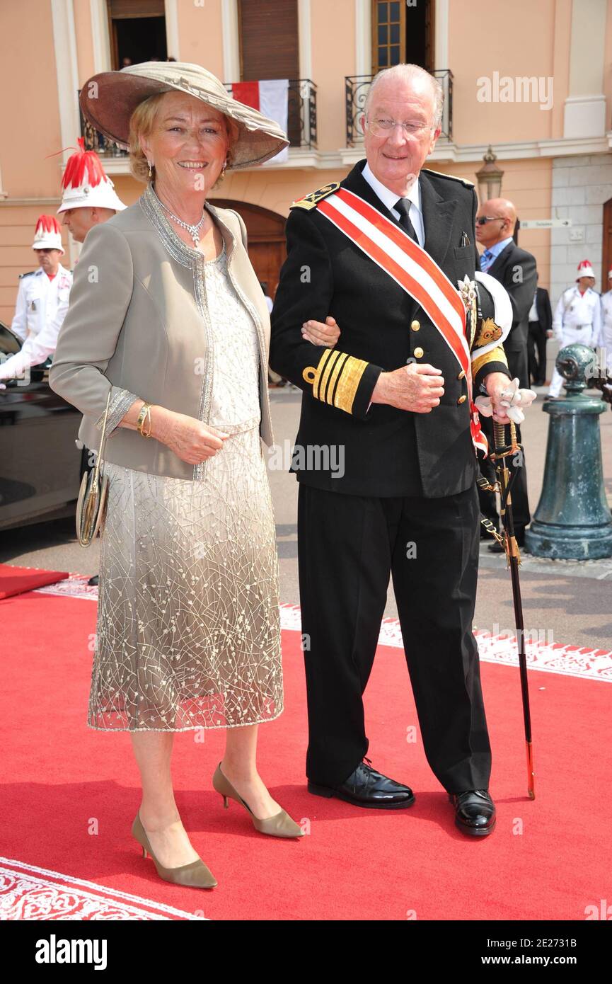 König Albert II. Und Königin Paola von Belgien kommen zur religiösen Trauung von Prinz Abert II. Von Monaco nach Charlene Wittstock, die am 2. Juli 2011 im Haupthof des Fürstenpalastes von Monaco stattfand. Die Feierlichkeiten werden von einer Gästeliste von königlichen Familien, globalen Prominenten und Staatsoberhäuptern besucht. Foto von ABACAPRESS.COM Stockfoto