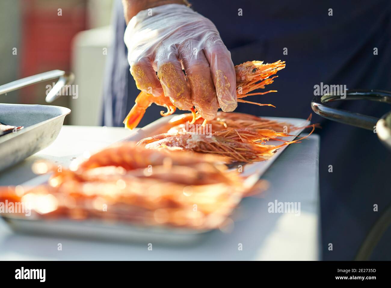 Der italienische Restaurantkoch hält Garnelen in den Händen Stockfoto