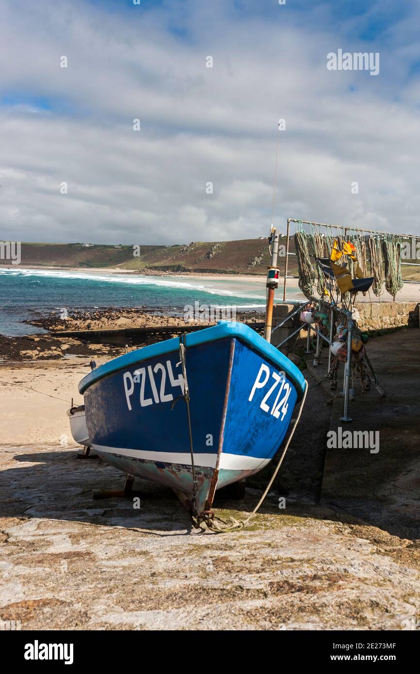 Fischerboot an Land in Sennen Cove, Penwith Peninsula, Cornwall, Großbritannien Stockfoto