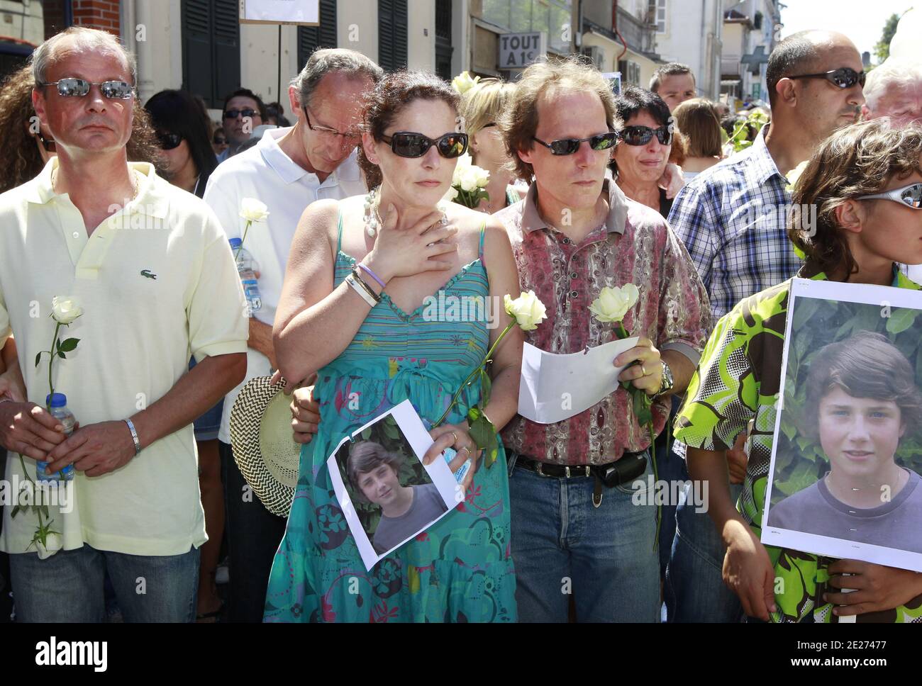 Des membres de la famille d'Alexandre Junca dont sa mère Valérie Lance(bleu) , son beau-père Daniel Lance (Rose), et son pere (jaune) Premier mari de Valerie, participent, le 02 juillet 2011 à Pau, aux côtés de 4.500 personnes, à une marche Blanche en Hommage à l'adolescent disparu le 4 juin à Pau et dont le décès est confirmé après la découverte de son fémur et d'une de ses cusses dans une Rivière. Foto von Patrick Bernard/ABACAPRESS.COM Stockfoto