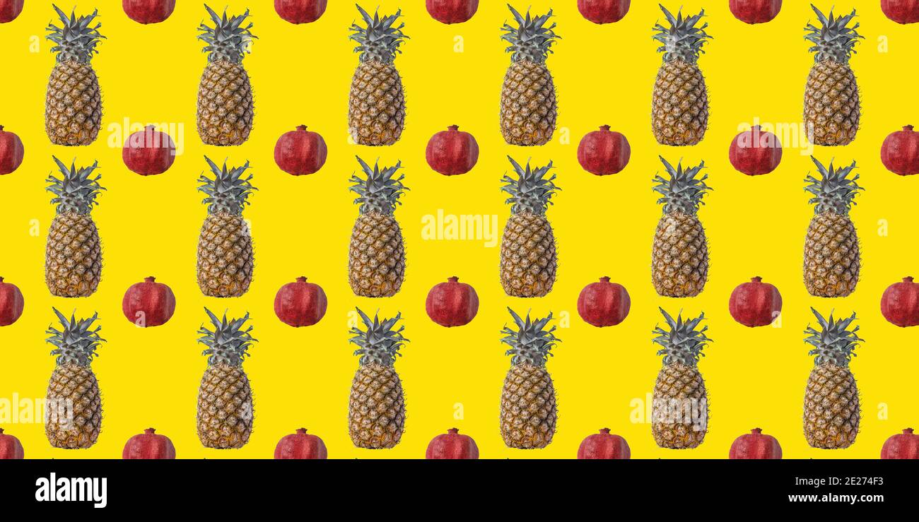 Reife, saftige Ananas und Granatapfel auf gelbem isoliertem Hintergrund.das Konzept der gesunden Ernährung. Nahtloses Muster. Originelles Verpackungsdesign Stockfoto
