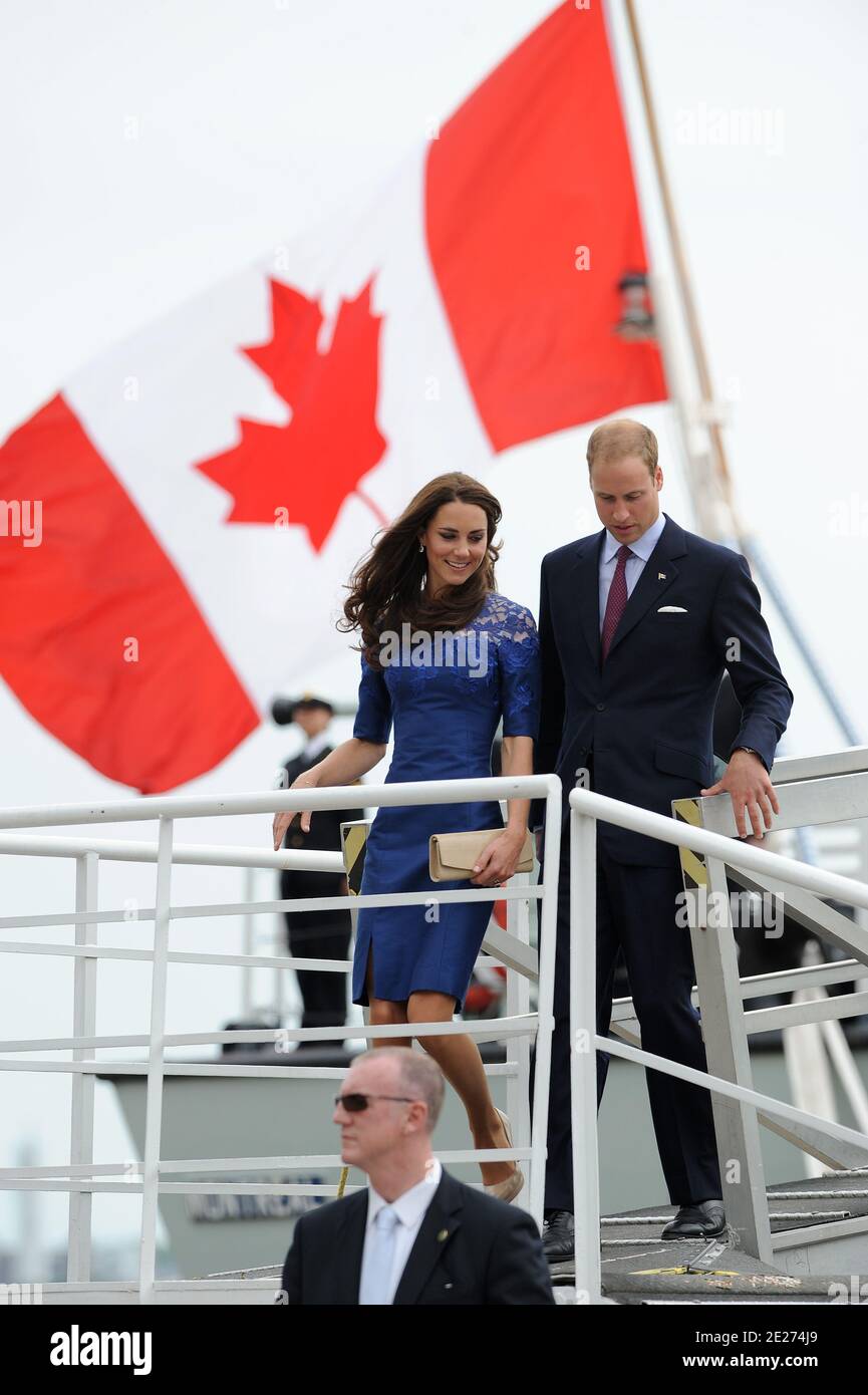 Prinz William, Duke of Cambridge und Catherine, Duchess of Cambridge steigen am 3. Juli 2011 in Quebec City, Kanada, von HMCS Montreal aus. Das frisch verheiratete Königspaar ist am vierten Tag ihrer ersten gemeinsamen Übersee-Tour. Foto von Douliery-Hahn/ABACAPRESS.COM Stockfoto