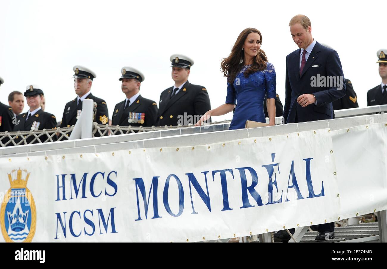 Prinz William, Duke of Cambridge und Catherine, Duchess of Cambridge steigen am 3. Juli 2011 in Quebec City, Kanada, von HMCS Montreal aus. Das frisch verheiratete Königspaar ist am vierten Tag ihrer ersten gemeinsamen Übersee-Tour. Foto von Douliery-Hahn/ABACAPRESS.COM Stockfoto