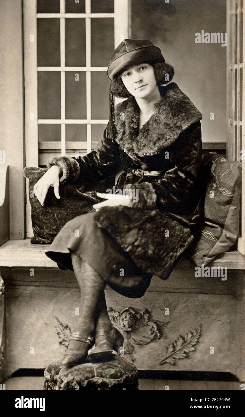 Stilvolle junge Frau in Pelzmantel und Lederhut um 1910. Stockfoto