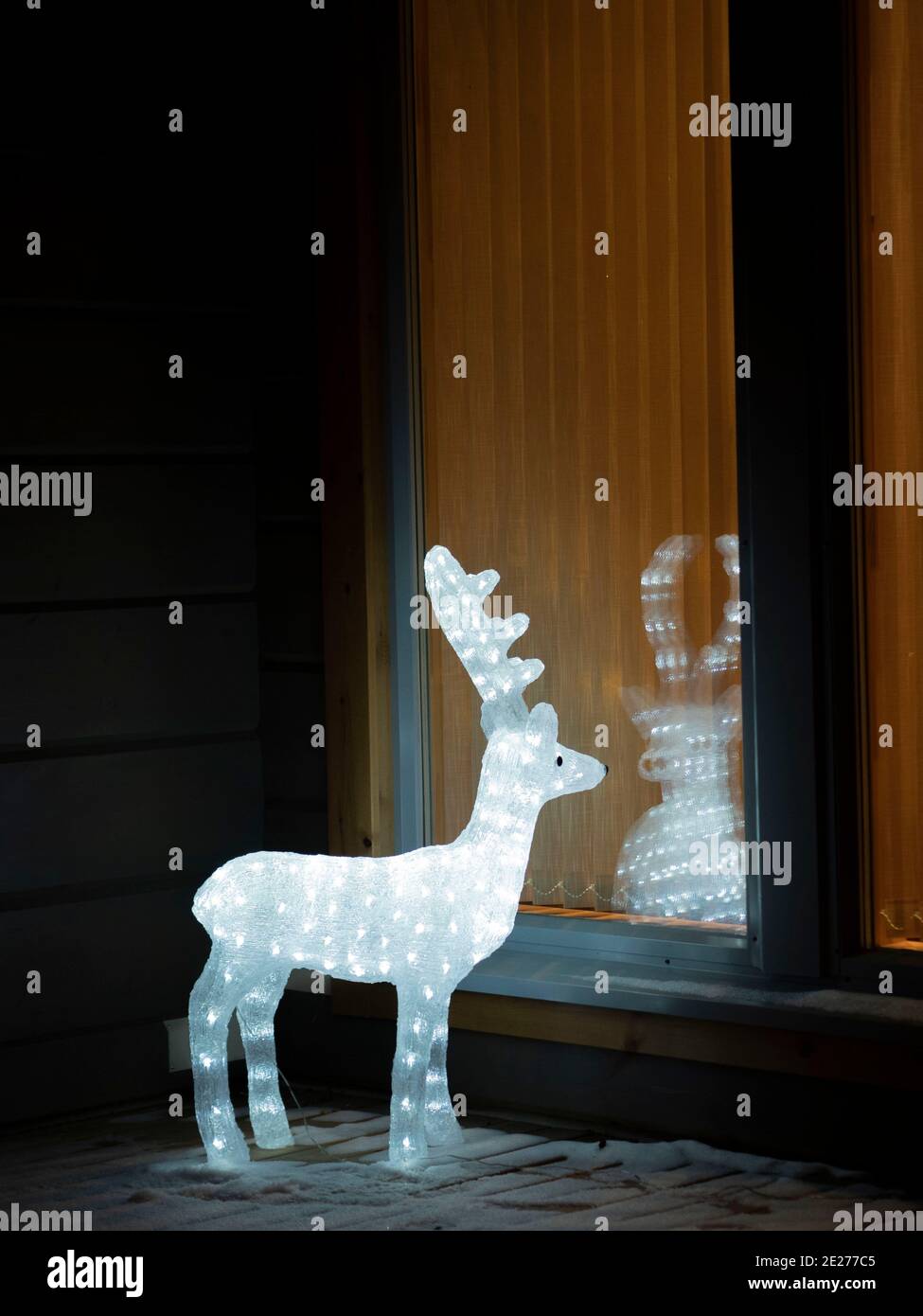 Hirsch aus den Drähten. Weihnachtshirsch aus LED-Licht Stockfoto