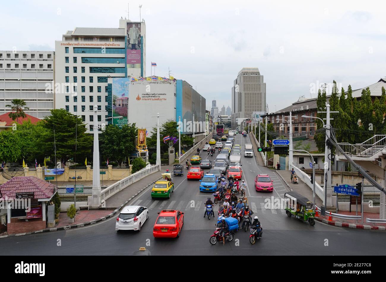 Bangkok, Thailand, Dezember 2015: Stadtverkehr. Straßenszene mit Stau auf einer Brücke. Luftaufnahme. Stockfoto