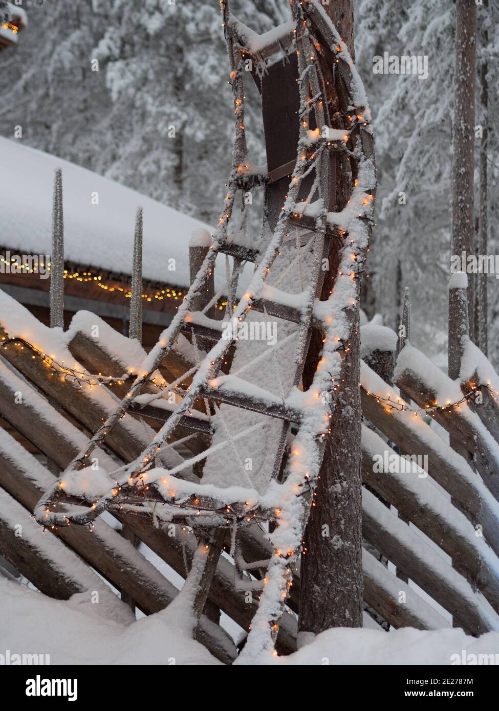 Große hölzerne weihnachtsschlitten auf dem Schnee. Stockfoto