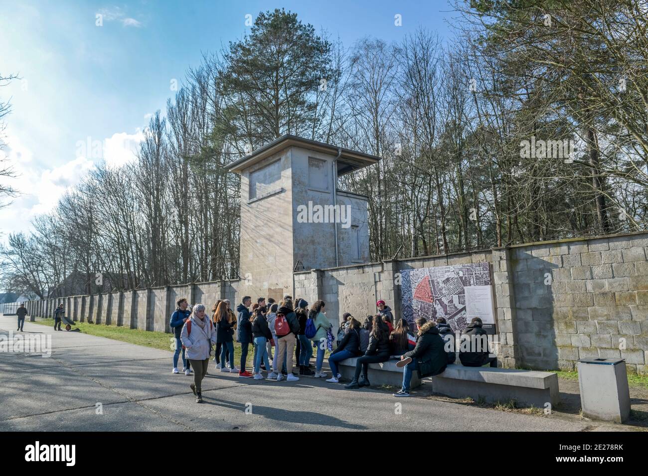 Lagerstraße mit Wachturm, Gedenkstätte und Museum Konzentrationslager Sachsenhausen, Oranienburg, Landkreis Oberhavel, Brandenburg, Deutschland Stockfoto