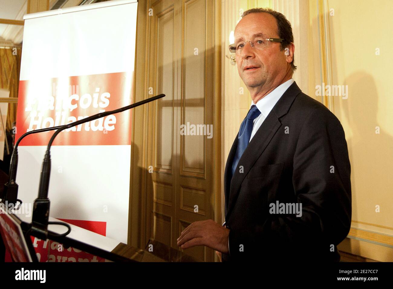 Francois Hollande, sozialdemokratischer Abgeordneter und Kandidat für die Präsidentschaftswahlen, hält am 12. Juli 2011 in Paris, Frankreich, eine Rede auf der "Maison de l Amerique latine", nachdem er genug Unterstützung für die Nominierung seiner Partei gesammelt hatte. Foto von Stephane Lemouton/ABACAPRESS.COM Stockfoto