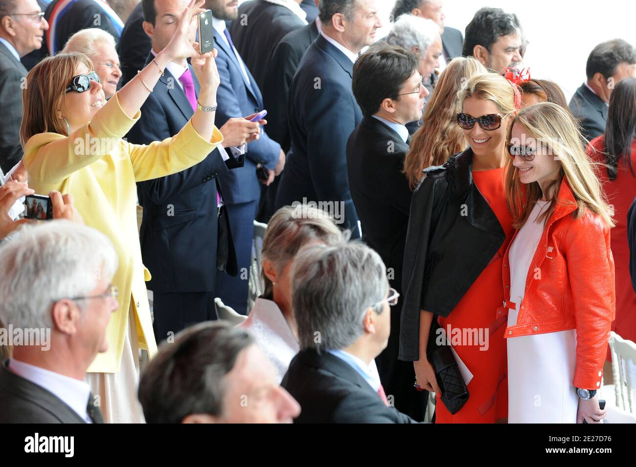 Tatiana Blatnik und Consuelo Remmert nehmen am 14. Juli 2011 an der Bastille Day Parade auf der Champs Elysee Avenue, am Concorde Place in Paris, Frankreich, Teil. Foto von Ammar Abd Rabbo/ABACAPRESS.COM Stockfoto