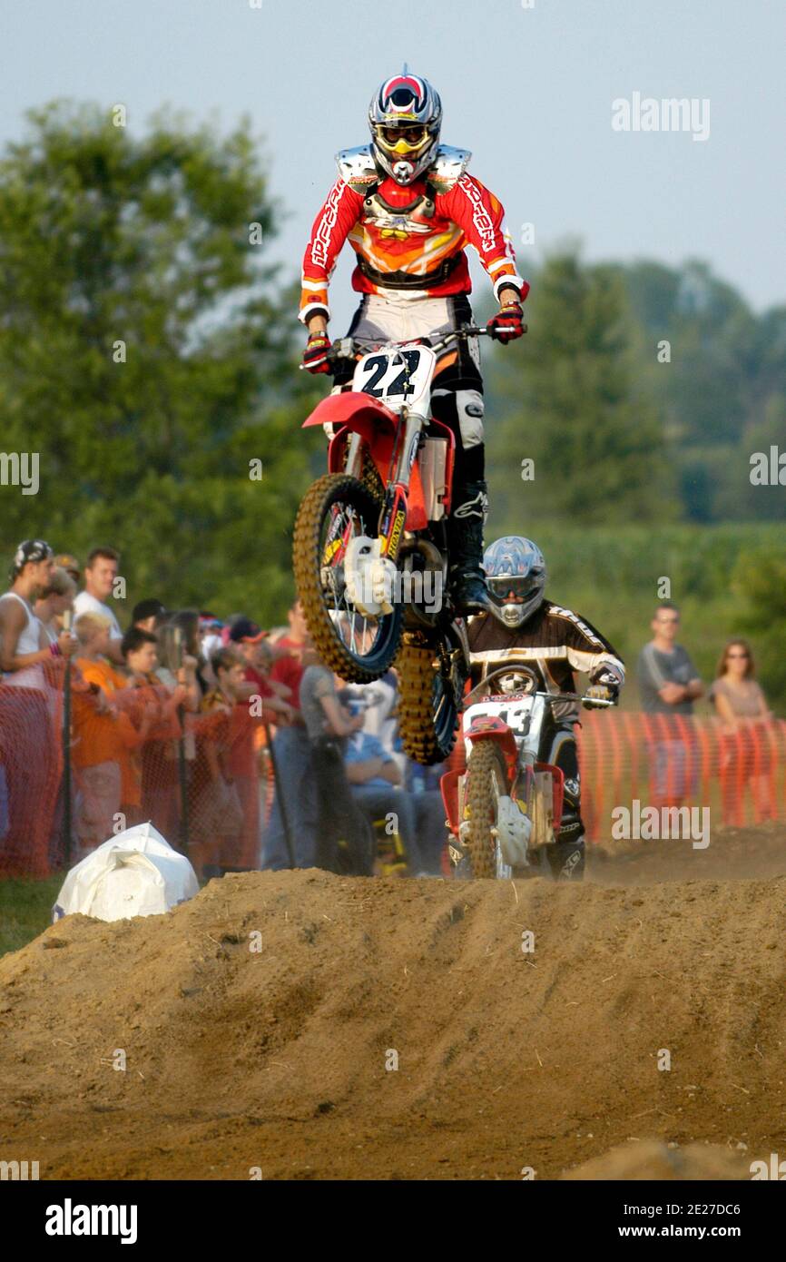 Bunte Motorradfahrer an ein Motocross-Rennen teilnehmen Stockfoto