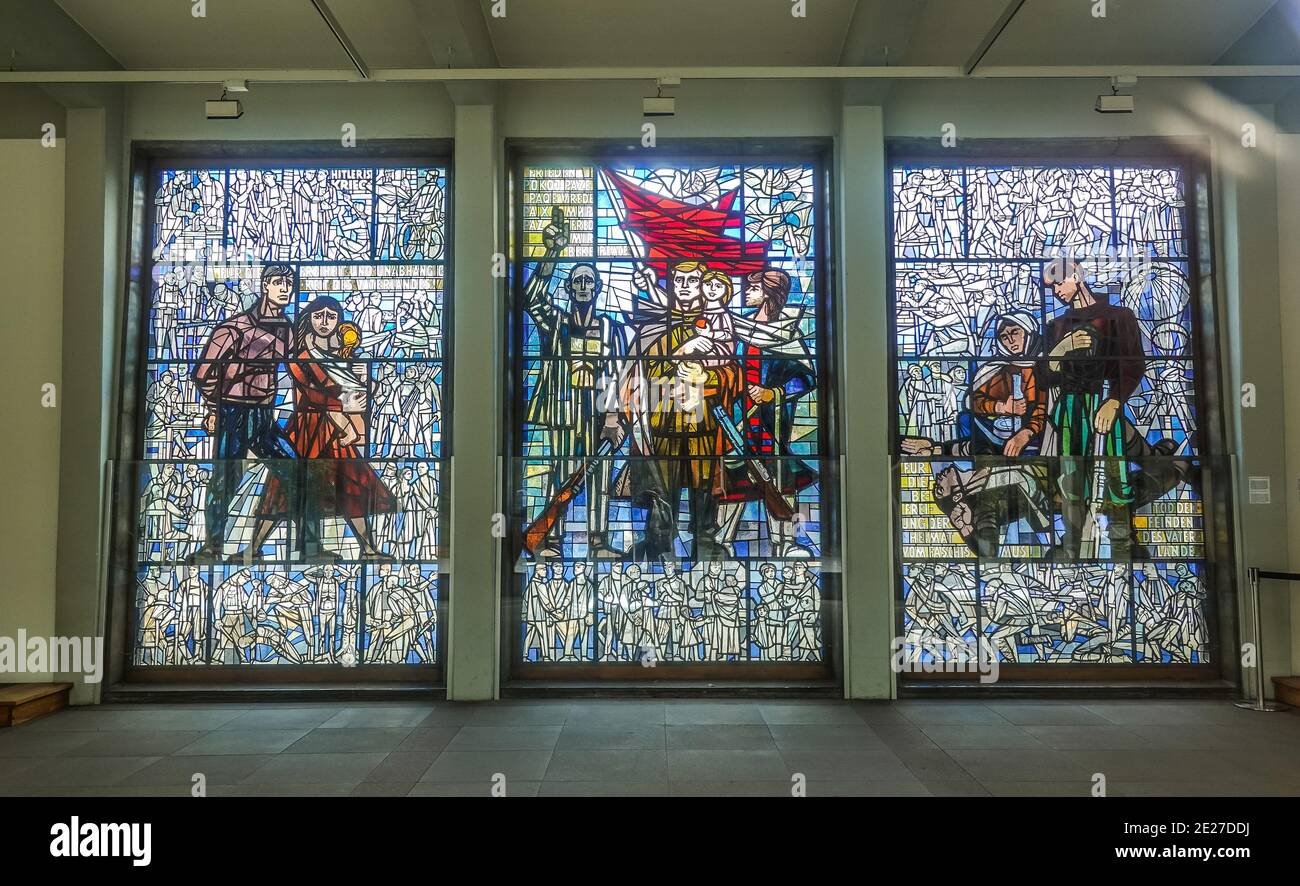 Glasbild von Walter Womacka „Internationaler Widerstandskampf gegen den Faschismus“, Neues Museum, Gedenkstätte und Museum Konzentrationslager Sachsen Stockfoto