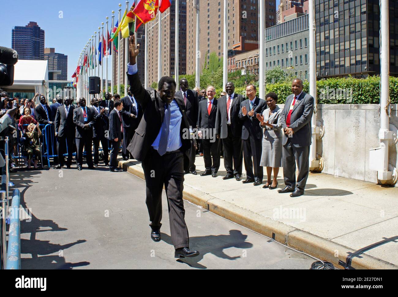 Vereinte Nationen - New York - Juli 14 2011 - EIN Delegierter zeigt seine Euphorie, als die Flagge der Republik Südsudan angehoben wird, um die Aufnahme in den 193. Mitgliedstaat in die Gemeinschaft der Nationen zu markieren. Foto von Luiz Rampelotto/ Europa Newswire/ABACAPRESS.COM Stockfoto