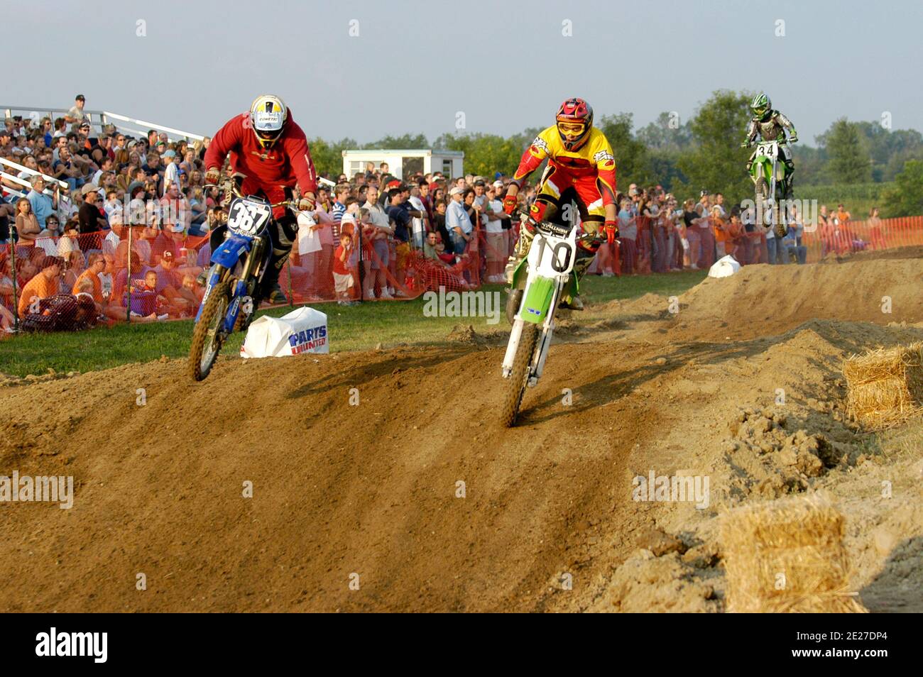 Bunte Motorradfahrer an ein Motocross-Rennen teilnehmen Stockfoto