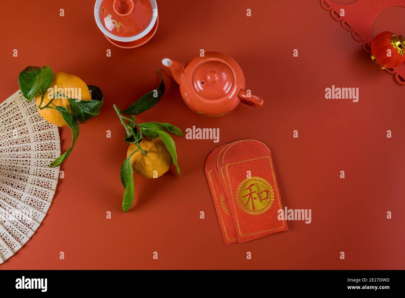 Lunar chinesischen Neujahrsfeiern Symbol Dekorationen Ornament, mit asiatischen Tee-Set Geldpaket Ang Pau auf rotem Hintergrund Foreign Text bedeutet Frühling Saison Stockfoto