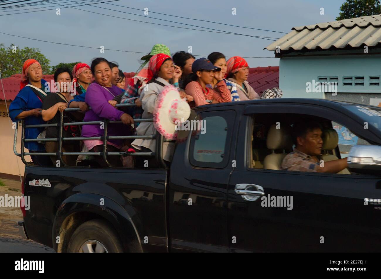 Mae Salong, Thailand - Mai, 2015: Frauen, die nach der Arbeit auf Teeplantagen im offenen Rücken des Pickup fahren. Verschwommene Bewegung. Stockfoto